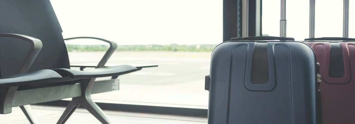 Koffer stehen im Flughafen