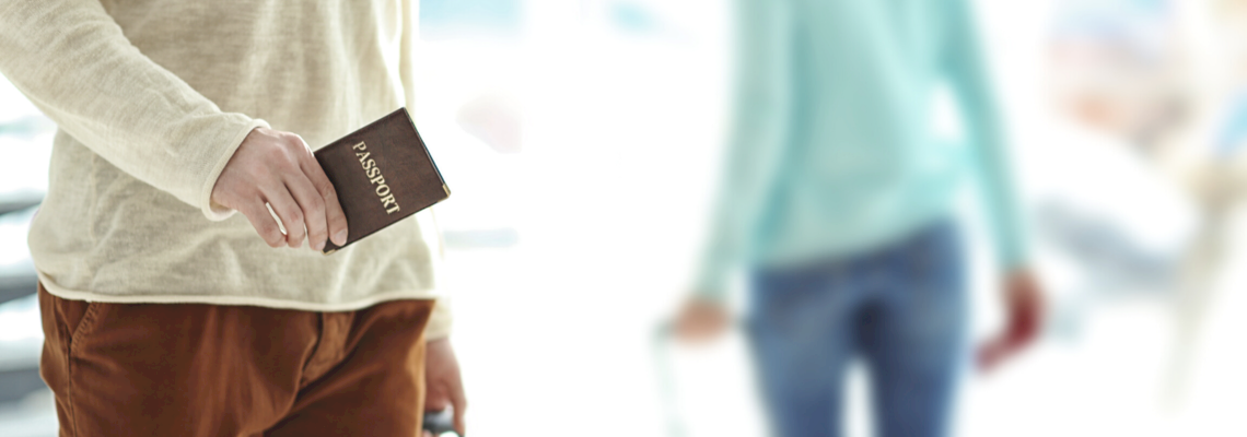 Mann hält seinen Reisepass in der Hand
